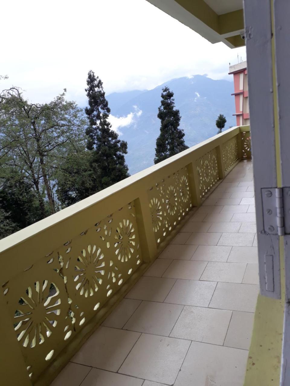 Hotel Kabur Пелинг Екстериор снимка